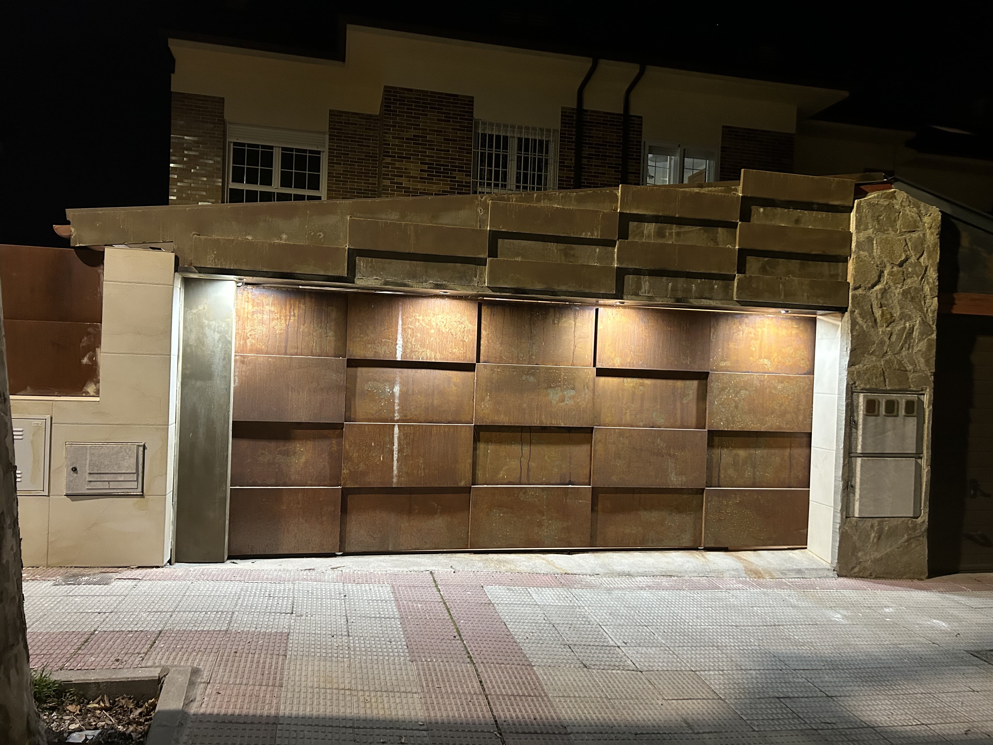 Puerta artesanal de hierro forjado